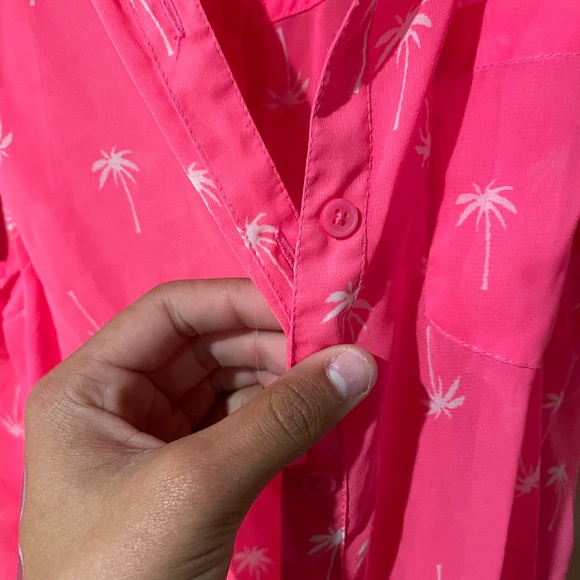 🔥🔥SO XL button down sleeveless blouse. Hot pink with palm trees. Silk like. - Picture 3 of 5